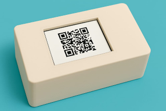 Cliente del terminale PayPal che inquadra un codice QR per pagare