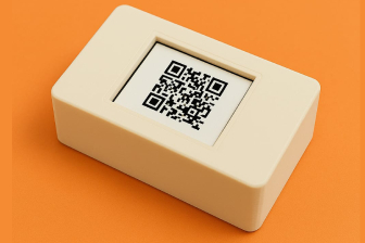 Il cliente inquadra un codice QR per pagare sul terminale Stripe